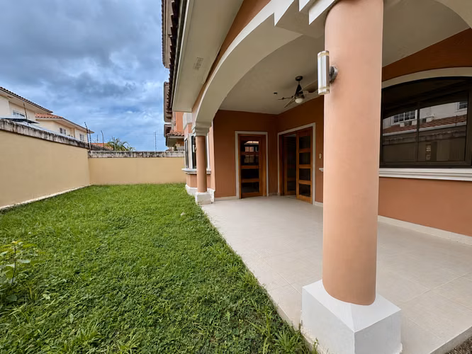 Venta Casa esquina El Doral – Remate Bancario - Imagen 4