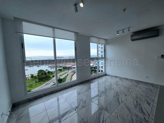 Se Alquila Apartamento en Avenida Balboa VLU26-8491