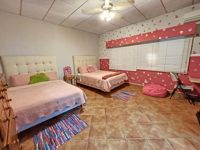 Venta de Casa con Amplio Terreno en Coronado