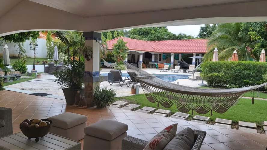 Venta de Casa con Amplio Terreno en Coronado