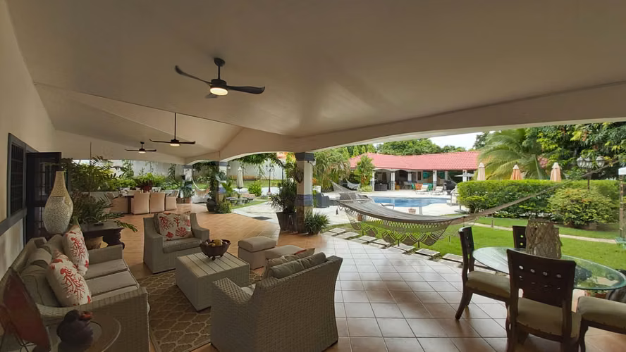 Venta de Casa con Amplio Terreno en Coronado