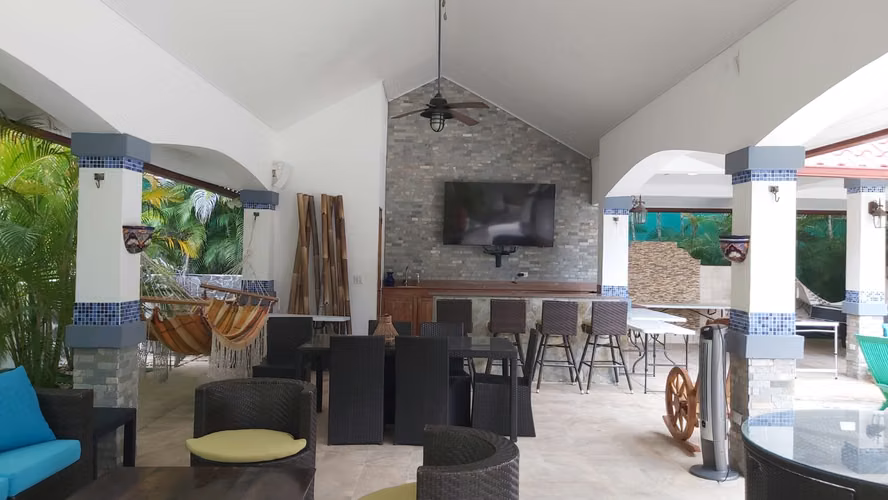 Venta de Casa con Amplio Terreno en Coronado