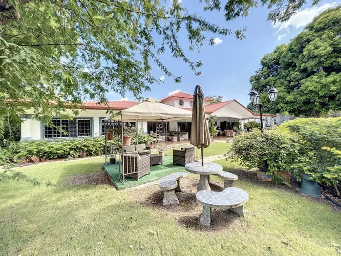 Venta de Casa con Amplio Terreno en Coronado
