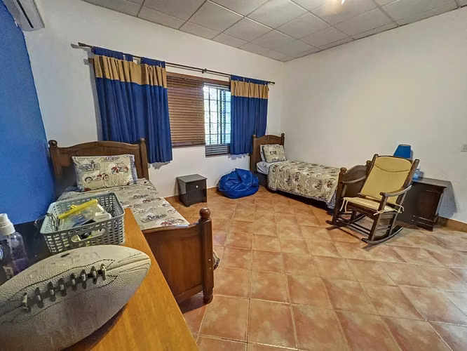 Venta de Casa con Amplio Terreno en Coronado