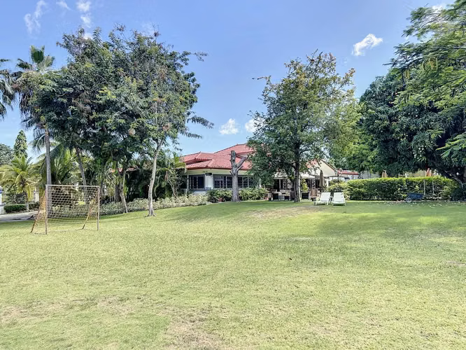 Venta de Casa con Amplio Terreno en Coronado