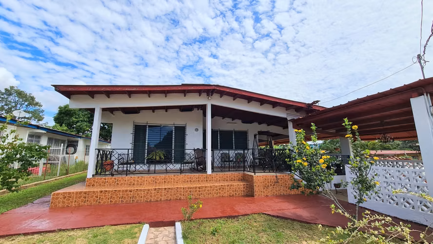 Casa a la venta en Pedregal, Panamá. Con amplio terreno, anexo independiente y excelente ubicación - Imagen 1