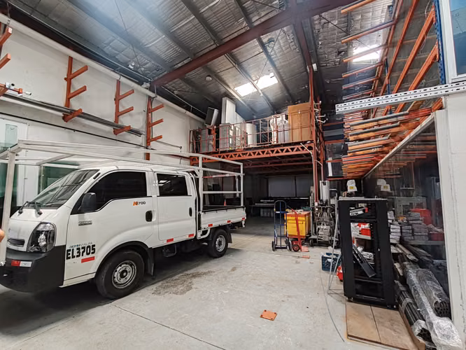 Bodega Parque Lefevre Venta