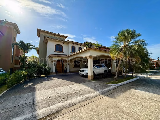Hermosa casa en alquiler en Costa Sur 26*6820Mfk