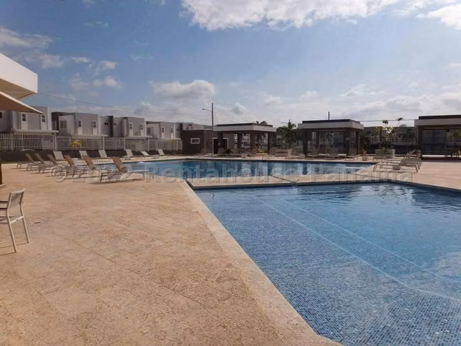 Se Vende Casa en Brisas Del Golf MDV26-8564