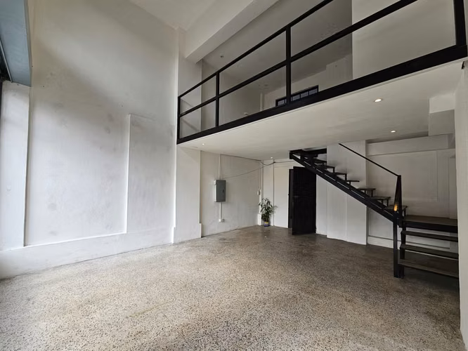 Commercial premises for rent on Avenida B