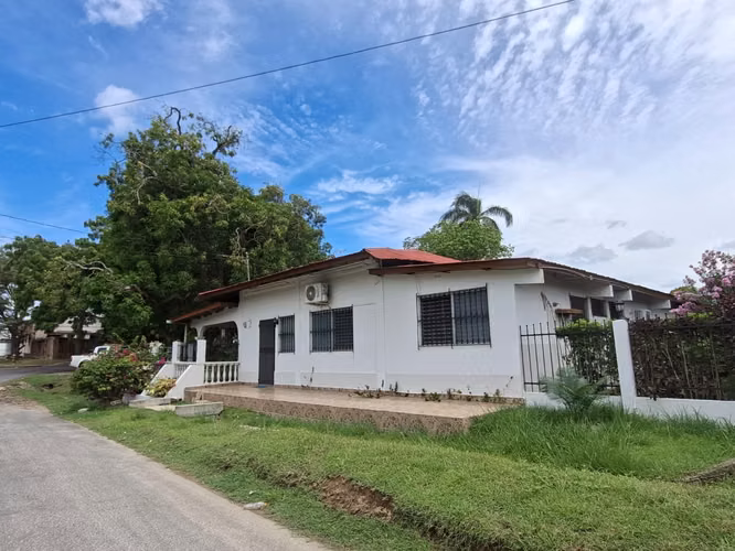 VENDO ANTÓN Dos casas y Terreno con hermosos árboles + 1,000 m2