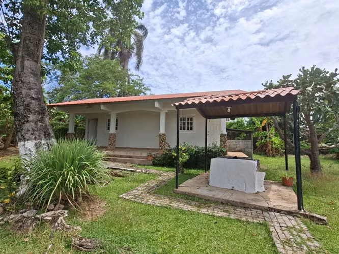 VENDO ANTÓN Dos casas y Terreno con hermosos árboles + 1,000 m2