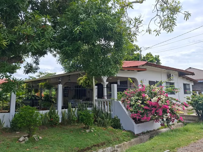 VENDO ANTÓN Dos casas y Terreno con hermosos árboles + 1,000 m2