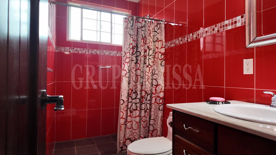 Se vende Amplia Casa en Altos del Maria con vistas panorámicas