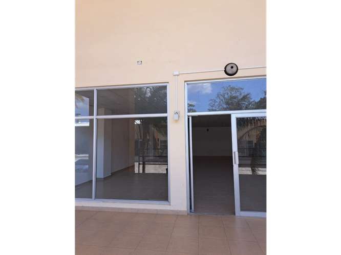 LOCAL / PLAZA CORONADO / 196 M2 / VISIBLE DESDE LA CALLE / VACIO