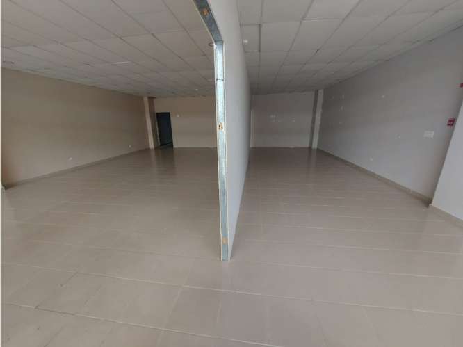 LOCAL / PLAZA CORONADO / 196 M2 / VISIBLE DESDE LA CALLE / VACIO