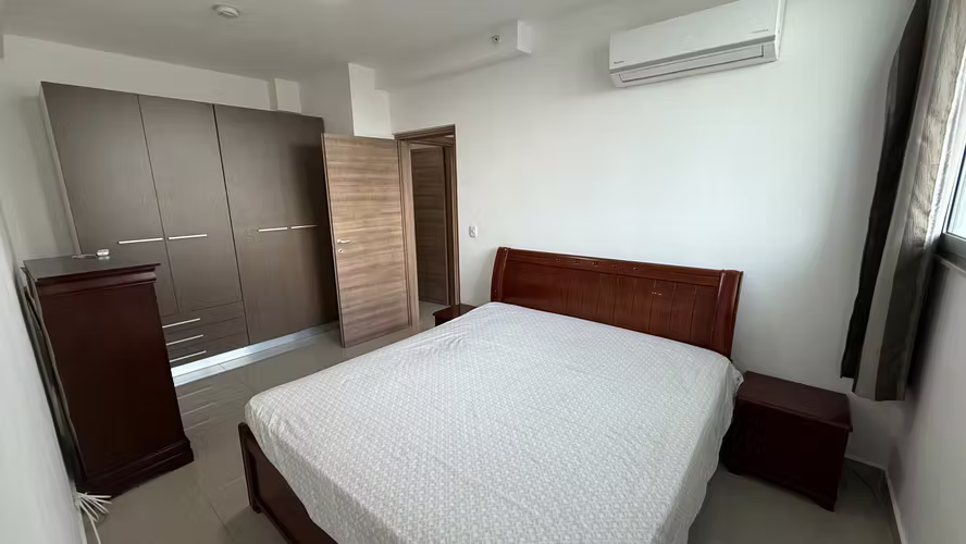 Se Alquila Apartamento de 2 recámaras, 2 baños, balcón  a pasos del metro