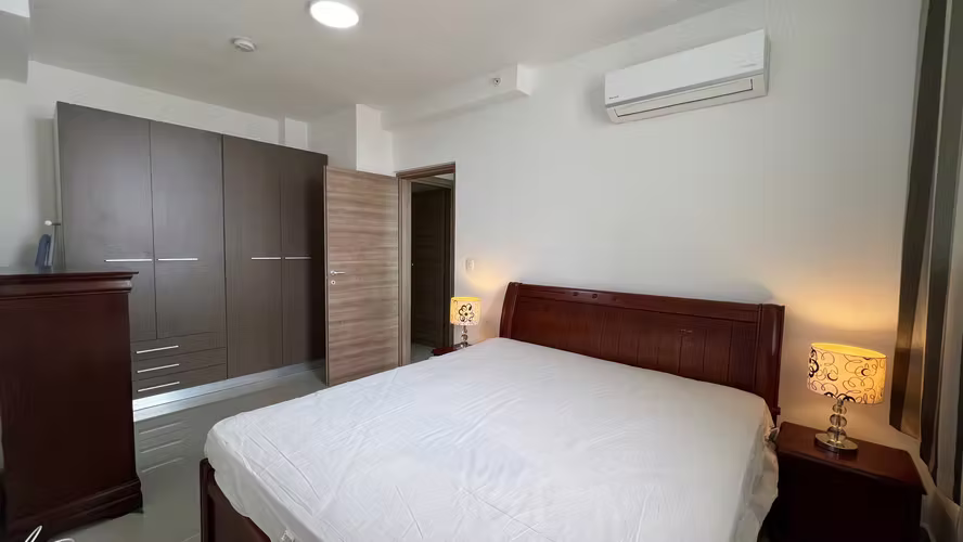 Se Alquila Apartamento de 2 recámaras, 2 baños, balcón  a pasos del metro - Imagen 3