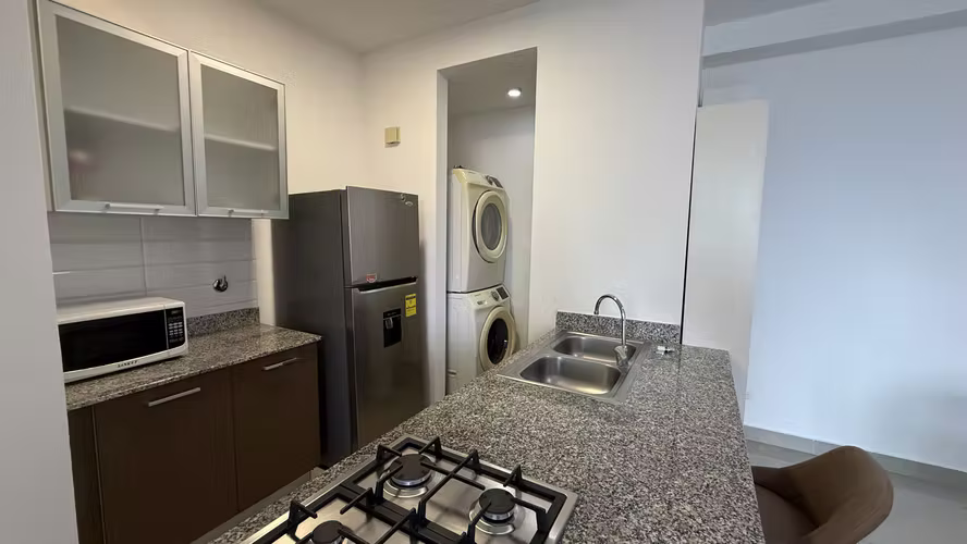 Se Alquila Apartamento de 2 recámaras, 2 baños, balcón  a pasos del metro