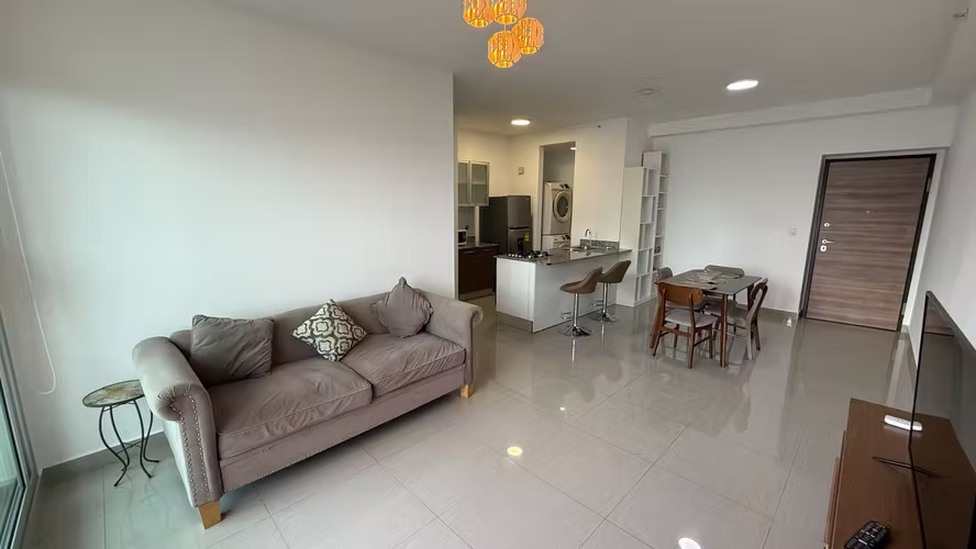 Se Alquila Apartamento de 2 recámaras, 2 baños, balcón  a pasos del metro