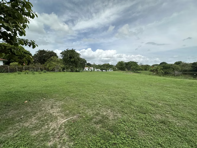 5 Lotes Frente al Lago dentro la garita de Coronado para Venta