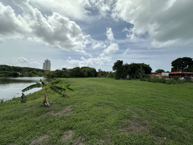 5 Lotes Frente al Lago dentro la garita de Coronado para Venta
