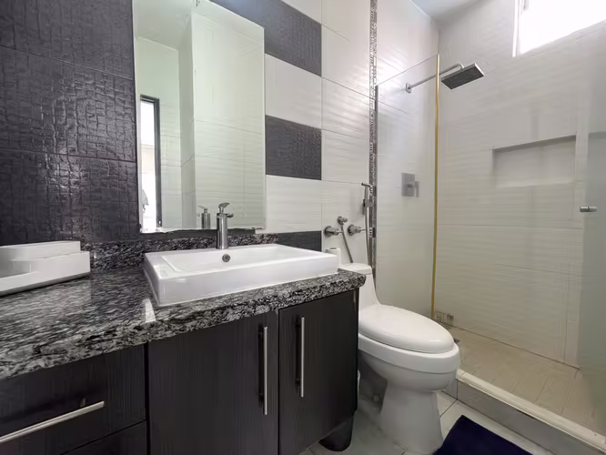 VENTA | Luxor 200, El Cangrejo | 84m² | 2 Rec, 2 Baños, Balcón | Amoblado | 1 Parking | $180,000