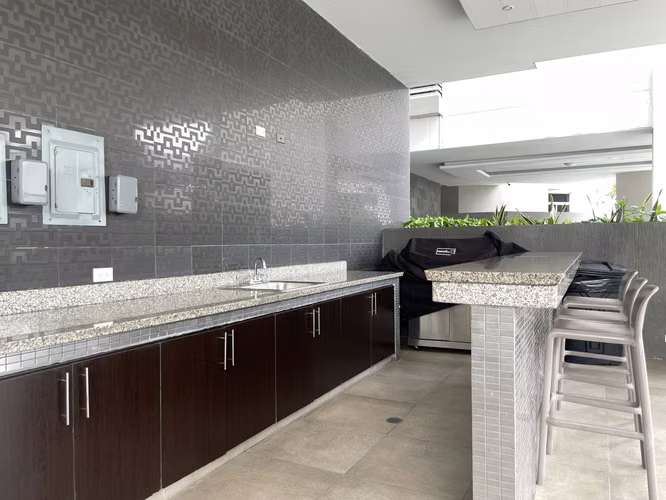 VENTA | Luxor 200, El Cangrejo | 84m² | 2 Rec, 2 Baños, Balcón | Amoblado | 1 Parking | $180,000