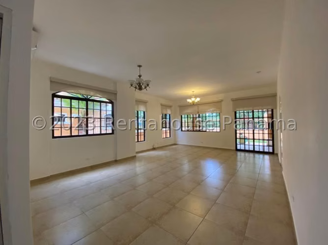 Casa Familiar en Venta en Clayton 24*3646Mfk