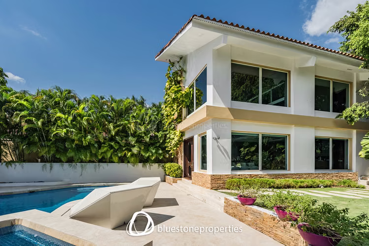 Altos del Golf – Patio y Piscina – 909mts2 – 1,600,000