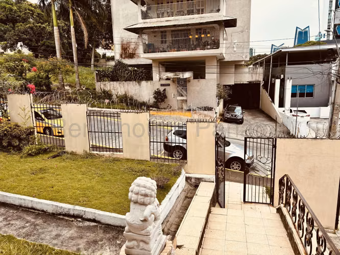 ALQUILER DE OFICINA EN CASA COMERCIAL LA CRESTA HQ
