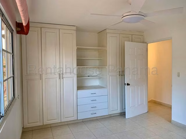 Casa en Venta en Condado del Rey Dorado Lake 26YCG7173