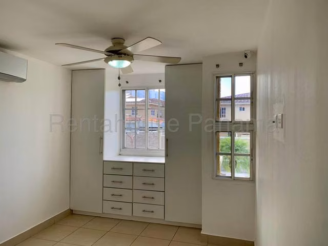 Casa en Venta en Condado del Rey Dorado Lake 26YCG7173