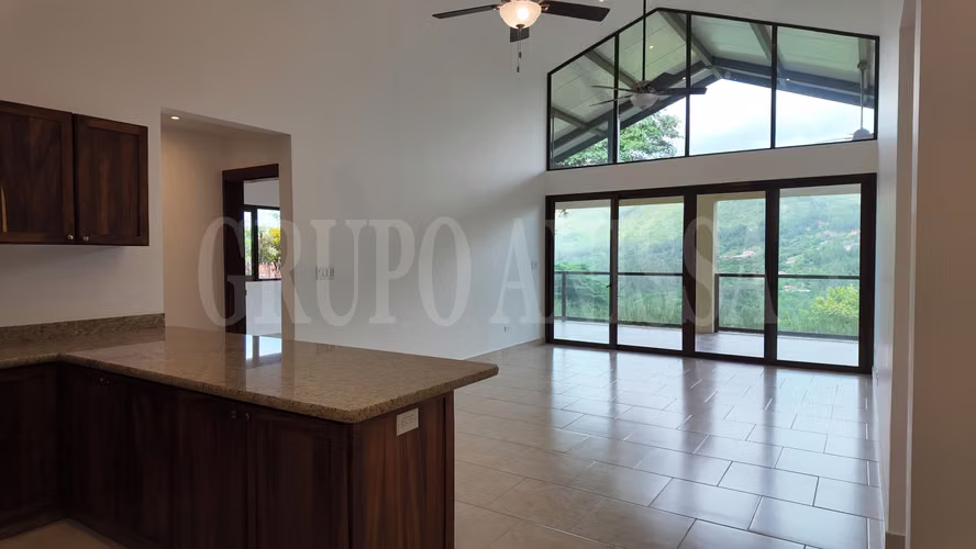 Se Vende Casa con Impresionantes vistas en Altos del Maria
