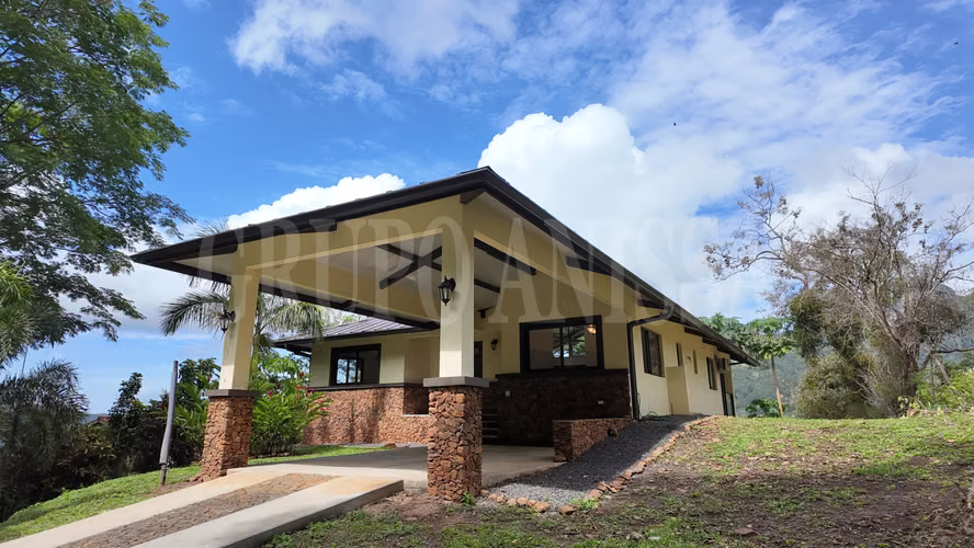 Se Vende Casa con Impresionantes vistas en Altos del Maria