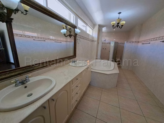 Venta de Casa en Costa del Este Costa Dorada ANL