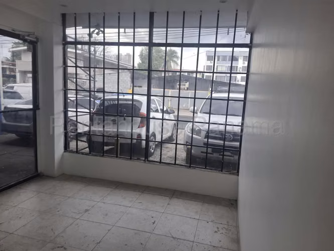Venta de Galera  en Parque Lefevre 77-28 ANL