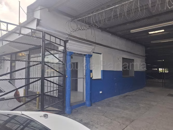Venta de Galera  en Parque Lefevre 77-28 ANL