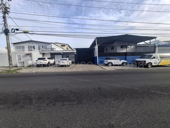 Venta de Galera  en Parque Lefevre 77-28 ANL