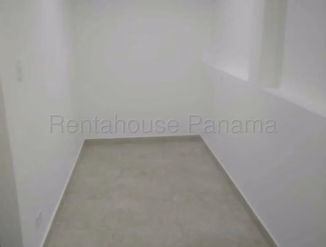 Venta de Galera  en Parque Lefevre 77-28 ANL