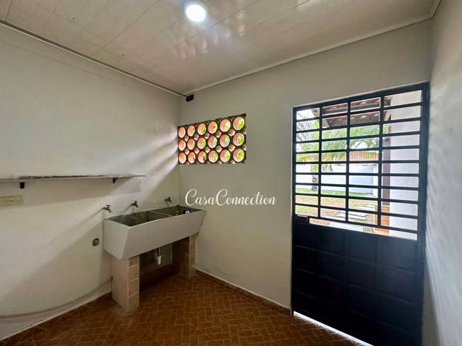 SE ALQUILA CASA EN ALGARROBOS SIN AMOBLAR