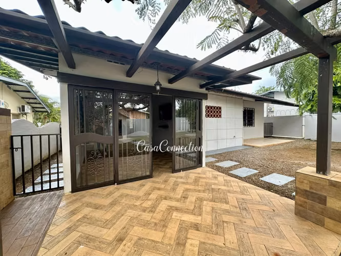 SE ALQUILA CASA EN ALGARROBOS SIN AMOBLAR