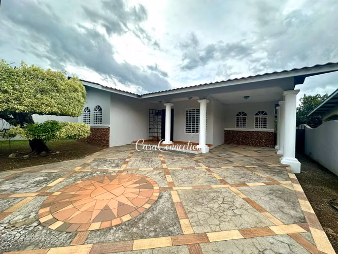 SE ALQUILA CASA EN ALGARROBOS SIN AMOBLAR