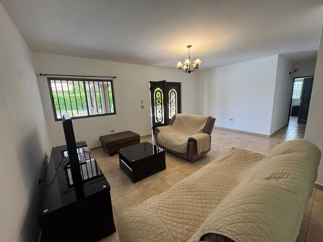 SE ALQUILA CASA AMOBLADA EN ALGARROBOS - Imagen 3