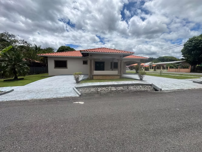 SE ALQUILA CASA AMOBLADA EN ALGARROBOS