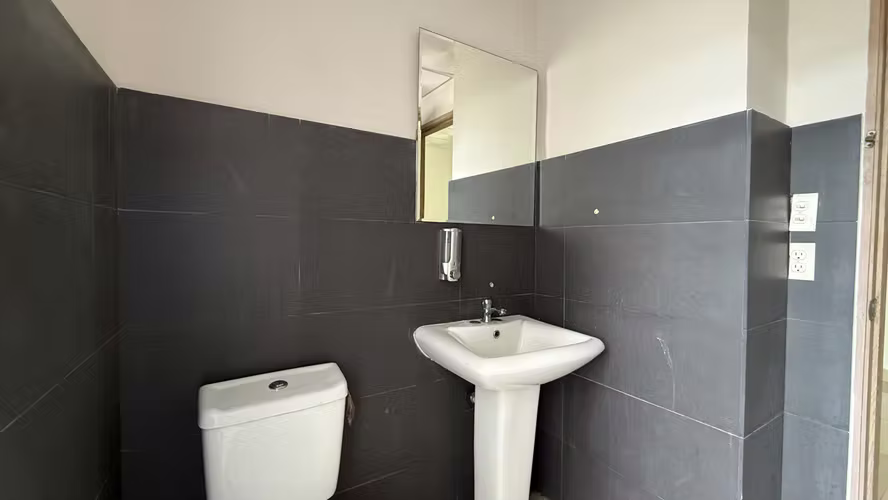 Se alquila practica oficina en Via Brasil, con 4 espacios y baño