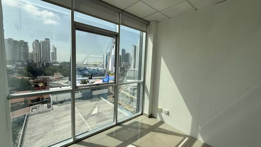 Se alquila practica oficina en Via Brasil, con 4 espacios y baño