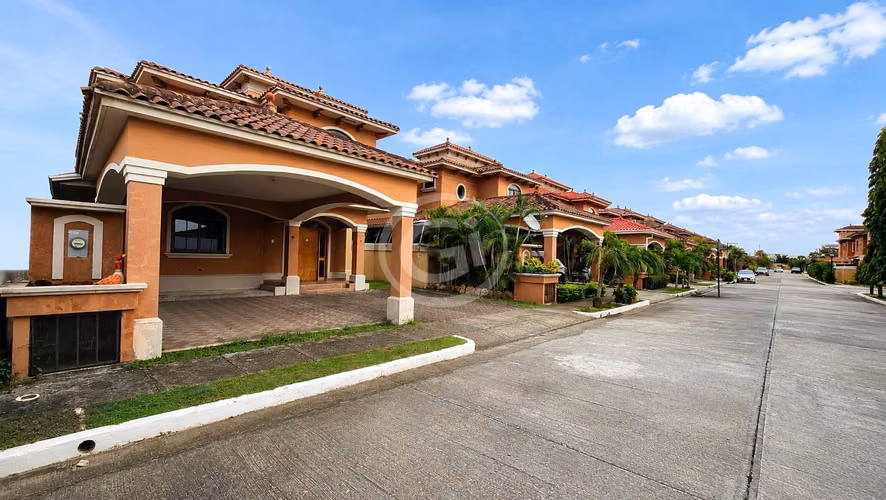 Venta Casa de Esquina El Doral. Remate Bancario 1,225 $/m2 Negociable - Imagen 1