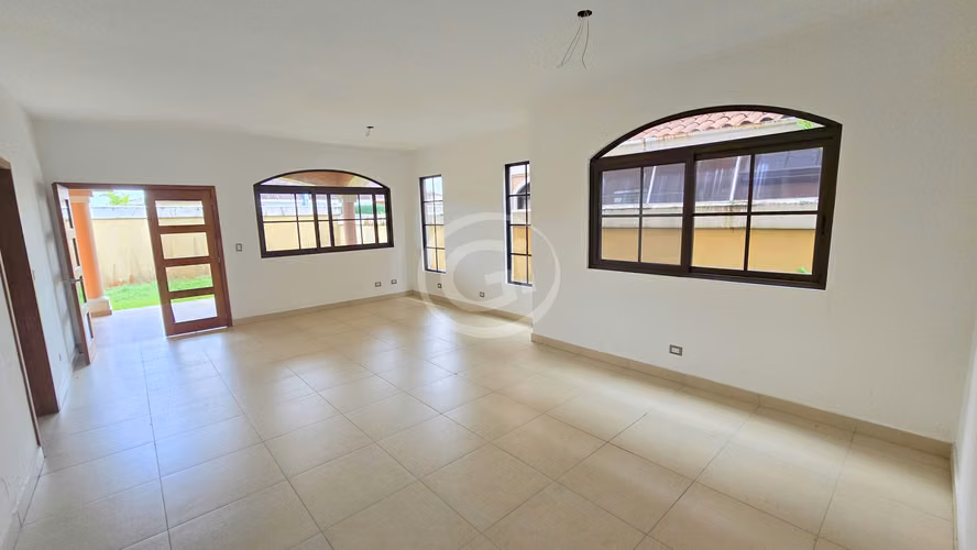 Venta Casa de Esquina El Doral. Remate Bancario 1,225 $/m2 Negociable - Imagen 3