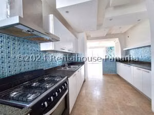 Venta de Apartamento con 300m2 en Playa Blanca PH Terrazas de Farallon 25-2343SR